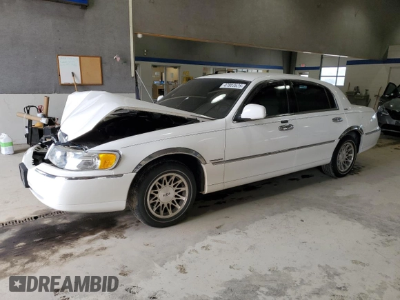 2002 Lincoln Town Car Executive z VIN 1LNHM81W92Y635551, wystawiony jako Copart lot #47803525 z przebiegiem Nie podano mil oraz Szkoda całkowita • Salvage title. Historia ofert i sprzedaży dostępna na DreamBid. Obrazek 1.