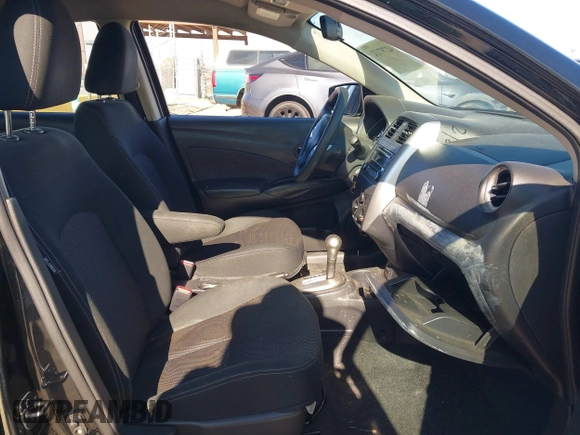 2017 Nissan Versa S Plus z VIN 3N1CN7AP1HL883983, wystawiony jako IAAI lot #42797132 z przebiegiem 179 584 mil mil oraz . Historia ofert i sprzedaży dostępna na DreamBid. Obrazek 5.