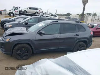 2019 Jeep Cherokee Latitude Plus z VIN 1C4PJLLN6KD326921, wystawiony jako IAAI lot #42442460 z przebiegiem 71 516 mil mil oraz . Historia ofert i sprzedaży dostępna na DreamBid. Obrazek 14.