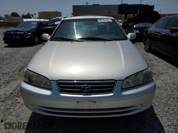 2000 Toyota Camry CE z VIN 4T1BG22K2YU663536, wystawiony jako Copart lot #60101425 z przebiegiem 109 342 mil mil oraz Czysty tytuł • Clean title. Historia ofert i sprzedaży dostępna na DreamBid. Obrazek 5.