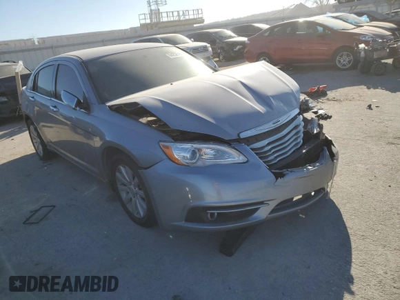 2014 Chrysler 200 Limited z VIN 1C3CCBCG3EN176547, wystawiony jako Copart lot #84256164 z przebiegiem 116 432 mil mil oraz Szkody całkowita. Historia ofert i sprzedaży dostępna na DreamBid. Obrazek 4.