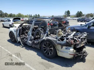 2017 Bentley Bentayga W12 z VIN SJAAC2ZV6HC015975, wystawiony jako Copart lot #58138354 z przebiegiem Nie podano mil oraz Nie do naprawy • Non repairable. Historia ofert i sprzedaży dostępna na DreamBid. Obrazek 2.
