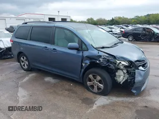 2014 Toyota Sienna LE AAS z VIN 5TDKK3DC0ES481977, wystawiony jako IAAI lot #41759011 z przebiegiem 155 386 mil mil oraz . Historia ofert i sprzedaży dostępna na DreamBid. Obrazek 1.