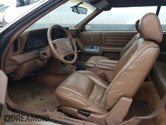 1988 Chrysler LeBaron z VIN 1C3XJ45K9JG438476, wystawiony jako Copart lot #55567334 z przebiegiem 213 424 mil mil oraz Szkoda całkowita • Salvage title. Historia ofert i sprzedaży dostępna na DreamBid. Obrazek 7.