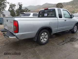 2000 Nissan Frontier XE z VIN 1N6DD26S3YC366567, wystawiony jako IAAI lot #42104187 z przebiegiem 98 223 mil mil oraz . Historia ofert i sprzedaży dostępna na DreamBid. Obrazek 4.