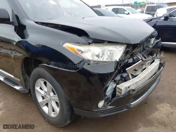 2011 Toyota Highlander with VIN 5TDZK3EHXBS032438, listed as a IAAI auction lot 41700739 with 210,295 mi miles. Bid and sale history available at carsss.com. Image 6.