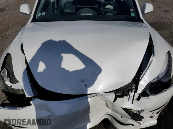 2019 Tesla Model 3 Mid Range z VIN 5YJ3E1EA7KF300175, wystawiony jako Copart lot #49651815 z przebiegiem Nie podano mil oraz Szkoda całkowita • Salvage title. Historia ofert i sprzedaży dostępna na DreamBid. Obrazek 11.
