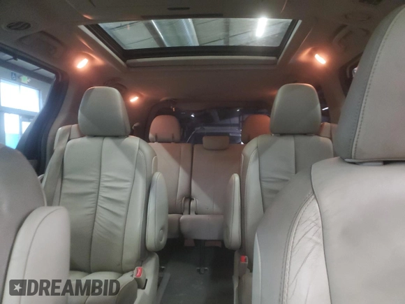 2012 Toyota Sienna XLE z VIN 5TDDK3DC0CS039531, wystawiony jako Copart lot #55458635 z przebiegiem 211 851 mil mil oraz Czysty tytuł • Clean title. Historia ofert i sprzedaży dostępna na DreamBid. Obrazek 10.
