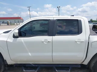2024 Nissan Frontier SV z VIN 1N6ED1EK9RN633202, wystawiony jako IAAI lot #42227535 z przebiegiem 26 224 mil mil oraz . Historia ofert i sprzedaży dostępna na DreamBid. Obrazek 14.