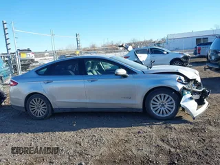 2015 Ford Fusion S Hybrid with VIN 3FA6P0UU7FR307568, listed as a IAAI auction lot 41421139 with 152,186 mi miles. Bid and sale history available at carsss.com. Image 14.