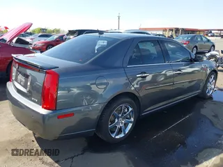 2008 Cadillac STS RWD z VIN 1G6DW67V980103498, wystawiony jako IAAI lot #41950340 z przebiegiem 92 859 mil mil oraz . Historia ofert i sprzedaży dostępna na DreamBid. Obrazek 4.