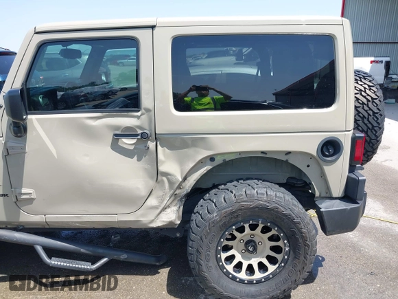 2018 Jeep Wrangler Sahara z VIN 1C4AJWBGXJL811092, wystawiony jako IAAI lot #42305620 z przebiegiem 41 021 mil mil oraz . Historia ofert i sprzedaży dostępna na DreamBid. Obrazek 17.