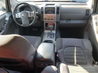 2005 Nissan Pathfinder SE z VIN 5N1AR18W75C780900, wystawiony jako Copart lot #51130985 z przebiegiem Nie podano mil oraz Czysty tytuł • Clean title. Historia ofert i sprzedaży dostępna na DreamBid. Obrazek 8.