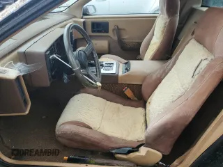1984 Pontiac Fiero z VIN 1G2AF37R6EP320306, wystawiony jako Copart lot #68255394 z przebiegiem 49 284 mil mil oraz Tytuł czysty. Historia ofert i sprzedaży dostępna na DreamBid. Obrazek 7.