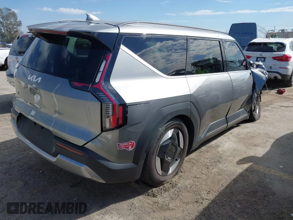 2024 Kia EV9 Wind z VIN KNDAFFS52R6023305, wystawiony jako IAAI lot #41582609 z przebiegiem 23 941 mil mil oraz . Historia ofert i sprzedaży dostępna na DreamBid. Obrazek 4.