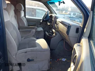 2002 Chevrolet Chevy Van z VIN 1GBFG15M421125415, wystawiony jako IAAI lot #41125944 z przebiegiem 130 600 mil mil oraz . Historia ofert i sprzedaży dostępna na DreamBid. Obrazek 5.