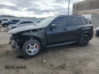 2022 BMW X5 M z VIN 5YMJU0C09N9J22449, wystawiony jako Copart lot #47938015 z przebiegiem 25 560 mil mil oraz Szkody całkowita. Historia ofert i sprzedaży dostępna na DreamBid. Obrazek 1.