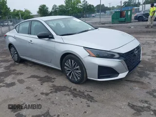 2024 Nissan Altima SV z VIN 1N4BL4DV4RN338570, wystawiony jako IAAI lot #42526901 z przebiegiem 47 678 mil mil oraz . Historia ofert i sprzedaży dostępna na DreamBid. Obrazek 1.