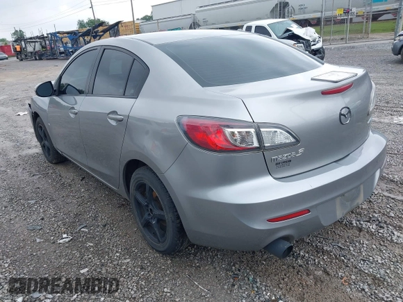 2013 Mazda 3 i Sport z VIN JM1BL1U75D1743637, wystawiony jako IAAI lot #42258672 z przebiegiem 151 404 mil mil oraz . Historia ofert i sprzedaży dostępna na DreamBid. Obrazek 3.