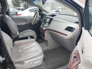 2013 Toyota Sienna XLE AAS с VIN 5TDYK3DC5DS386789, выставлен на аукционе IAAI как лот 42164870 с пробегом 171 786 миль миль и . История ставок и продаж доступна на DreamBid. Изображение 5.