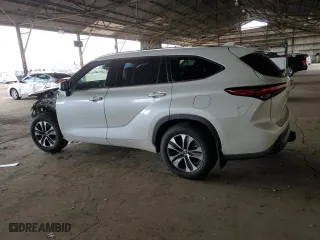 2020 Toyota Highlander XLE with VIN 5TDGZRBH3LS522022, listed as a Copart auction lot 48935615 with 71,332 mi miles and Salvage Title. Bid and sale history available at carsss.com. Image 2.