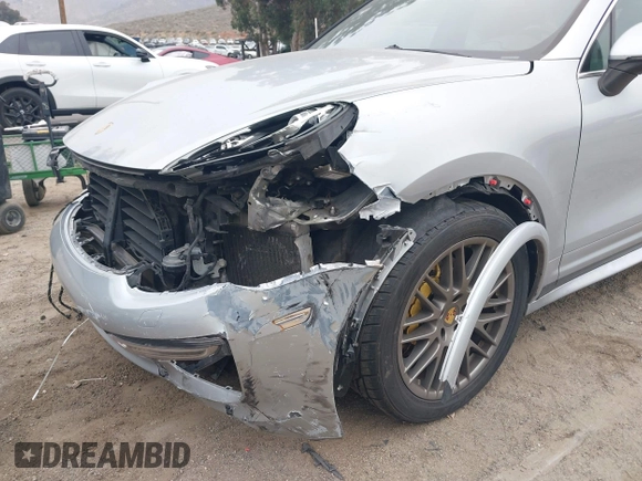 2017 Porsche Cayenne S z VIN WP1AB2A2XHLA51668, wystawiony jako IAAI lot #42347854 z przebiegiem 85 227 mil mil oraz . Historia ofert i sprzedaży dostępna na DreamBid. Obrazek 6.
