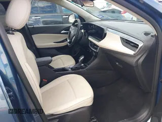 2024 Buick Encore GX Sport Touring z VIN KL4AMDSL3RB007284, wystawiony jako IAAI lot #42228588 z przebiegiem 32 618 mil mil oraz . Historia ofert i sprzedaży dostępna na DreamBid. Obrazek 5.