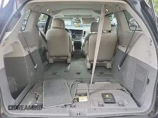 2020 Toyota Sienna XLE z VIN 5TDDZ3DC9LS240453, wystawiony jako IAAI lot #42566212 z przebiegiem 94 405 mil mil oraz . Historia ofert i sprzedaży dostępna na DreamBid. Obrazek 7.