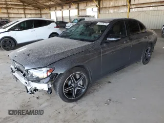 2018 Mercedes-Benz E 300 z VIN WDDZF4KB8JA467955, wystawiony jako Copart lot #51125375 z przebiegiem 52 616 mil mil oraz Szkody całkowita. Historia ofert i sprzedaży dostępna na DreamBid. Obrazek 1.