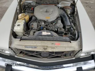 1985 Mercedes-Benz 380 z VIN WDBBA45C8FA035077, wystawiony jako Copart lot #57941015 z przebiegiem 127 403 mil mil oraz Tytuł czysty. Historia ofert i sprzedaży dostępna na DreamBid. Obrazek 11.