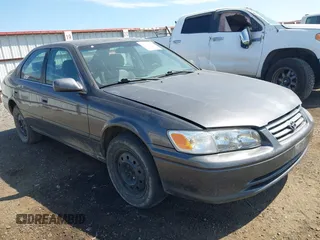2001 Toyota Camry CE z VIN 4T1BG22K51U817811, wystawiony jako IAAI lot #42378357 z przebiegiem 347 362 mil mil oraz . Historia ofert i sprzedaży dostępna na DreamBid. Obrazek 1.