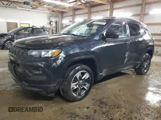 2022 Jeep Compass Latitude z VIN 3C4NJDBB8NT115285, wystawiony jako Copart lot #44131635 z przebiegiem 16 683 mil mil oraz Szkoda całkowita • Salvage title. Historia ofert i sprzedaży dostępna na DreamBid. Obrazek 1.