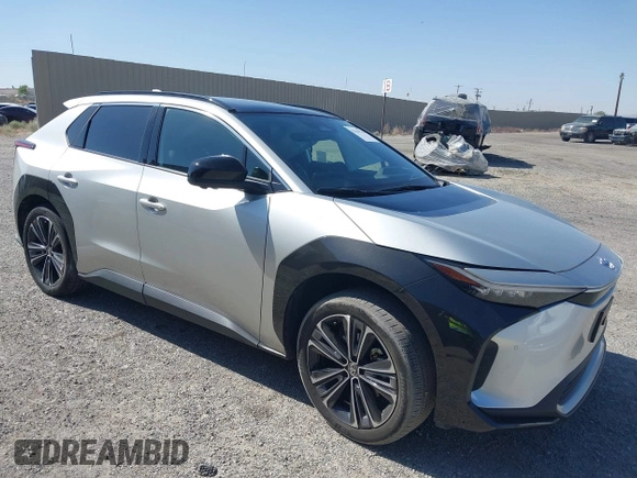 2023 Toyota bZ4X XLE z VIN JTMAAAAA6PA015170, wystawiony jako IAAI lot #42119233 z przebiegiem 64 284 mil mil oraz . Historia ofert i sprzedaży dostępna na DreamBid. Obrazek 1.