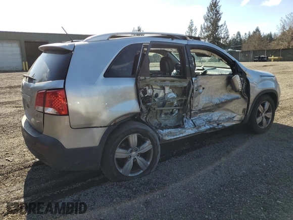 2013 Kia Sorento EX z VIN 5XYKUDA27DG360953, wystawiony jako Copart lot #48254445 z przebiegiem 134 637 mil mil oraz Szkoda całkowita • Salvage title. Historia ofert i sprzedaży dostępna na DreamBid. Obrazek 3.