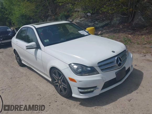 2013 Mercedes-Benz C 300 Sport z VIN WDDGF8AB7DR273519, wystawiony jako IAAI lot #42236450 z przebiegiem 92 851 mil mil oraz . Historia ofert i sprzedaży dostępna na DreamBid. Obrazek 1.