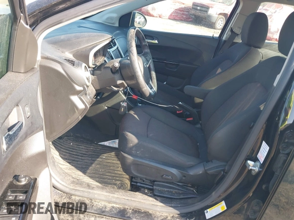 2020 Chevrolet Sonic LT z VIN 1G1JD5SB6L4140998, wystawiony jako IAAI lot #42085225 z przebiegiem 33 196 mil mil oraz . Historia ofert i sprzedaży dostępna na DreamBid. Obrazek 5.