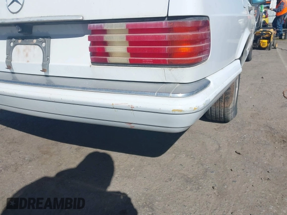 1989 Mercedes-Benz 560 with VIN WDBCA39DXKA433631, listed as a IAAI auction lot 41687132 with 137,621 mi miles and . Bid and sale history available at DreamBid. Image 6.