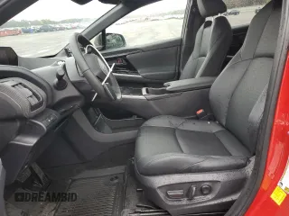 2024 Toyota bZ4X XLE z VIN JTMABACA3RA056904, wystawiony jako Copart lot #55640625 z przebiegiem 30 847 mil mil oraz Szkody całkowita. Historia ofert i sprzedaży dostępna na DreamBid. Obrazek 7.