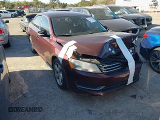 2013 Volkswagen Passat SE z VIN 1VWBP7A34DC096805, wystawiony jako IAAI lot #41652296 z przebiegiem 135 677 mil mil oraz . Historia ofert i sprzedaży dostępna na DreamBid. Obrazek 1.