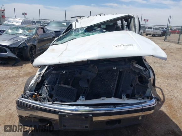 1999 GMC Suburban with VIN 1GDFK16R0XJ728255, listed as a IAAI auction lot 42230595 with Not provided miles and . Bid and sale history available at DreamBid. Image 12.