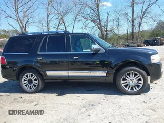 2007 Lincoln Navigator z VIN 5LMFU28547LJ15910, wystawiony jako IAAI lot #41851252 z przebiegiem 296 145 mil mil oraz . Historia ofert i sprzedaży dostępna na DreamBid. Obrazek 13.