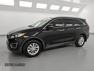 2017 Kia Sorento LX z VIN 5XYPGDA33HG277208, wystawiony jako Copart lot #57382925 z przebiegiem 106 603 mil mil oraz Czysty tytuł • Clean title. Historia ofert i sprzedaży dostępna na DreamBid. Obrazek 1.