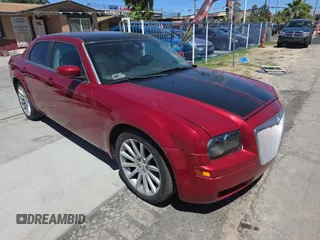 2007 Chrysler 300 C z VIN 2C3KA63H17H898516, wystawiony jako Copart lot #57472655 z przebiegiem 142 025 mil mil oraz Czysty tytuł • Clean title. Historia ofert i sprzedaży dostępna na DreamBid. Obrazek 1.
