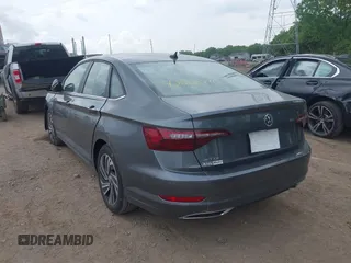 2021 Volkswagen Jetta SEL Premium z VIN 3VWG57BU8MM017203, wystawiony jako IAAI lot #42263741 z przebiegiem 26 556 mil mil oraz . Historia ofert i sprzedaży dostępna na DreamBid. Obrazek 3.
