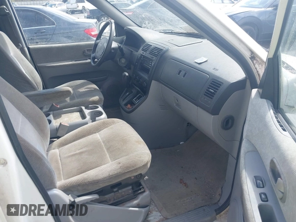 2005 Kia Sedona LX with VIN KNDUP132856700868, listed as a IAAI auction lot 41661428 with 229,142 mi miles. Bid and sale history available at carsss.com. Image 5.