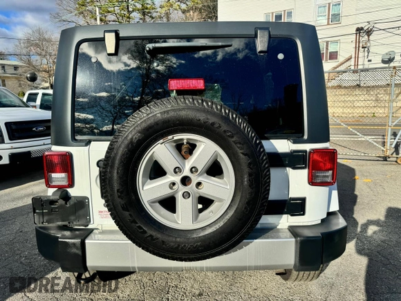 2018 Jeep Wrangler JK Unlimited Sahara with VIN 1C4HJWEG8JL893396, listed as a Copart auction lot 86017724 with 110,460 mi miles and Clean Title. Bid and sale history available at carsss.com. Image 9.