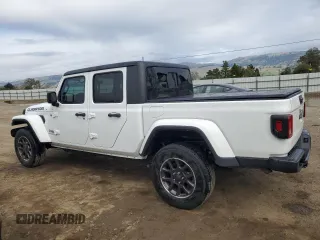 2022 Jeep Gladiator Overland with VIN 1C6HJTFG2NL103018, listed as a Copart auction lot 46127615 with 32,254 mi miles and Clean title. Bid and sale history available at DreamBid. Image 2.
