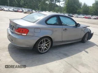 2013 BMW 1 Series 128i z VIN WBAUP9C58DVS95329, wystawiony jako Copart lot #56986015 z przebiegiem 115 518 mil mil oraz Szkoda całkowita • Salvage title. Historia ofert i sprzedaży dostępna na DreamBid. Obrazek 3.