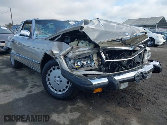 1988 Mercedes-Benz 560 with VIN WDBBA48D4JA080448, listed as a IAAI auction lot 40978039 with 40,237 mi miles. Bid and sale history available at carsss.com. Image 1.