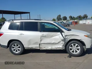 2013 Toyota Highlander z VIN 5TDZK3EH7DS127798, wystawiony jako IAAI lot #42372808 z przebiegiem 176 190 mil mil oraz . Historia ofert i sprzedaży dostępna na DreamBid. Obrazek 13.